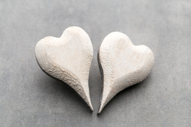 Ahşap kalp şeklinde. Tebrik kartları. Sevgililer günü tebrik.