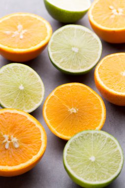 Üzerinde gri bir backgro karışık narenciye meyve limon, portakal, kivi, limonu