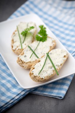 Crispbread otlar ve pastırma ile yumuşak peynir ile.