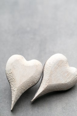 Ahşap kalp şeklinde. Tebrik kartları. Sevgililer günü tebrik.