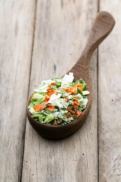 Épice de légumes séchés. Produit bio aux herbes. Herbes finement hachées . — Photo