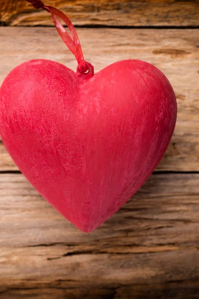 Corazón. Corazón rojo sobre fondo de madera. fotografía de estudio . —  Fotos de Stock