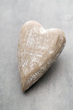 Ahşap kalp şeklinde. Tebrik kartları. Sevgililer günü tebrik.