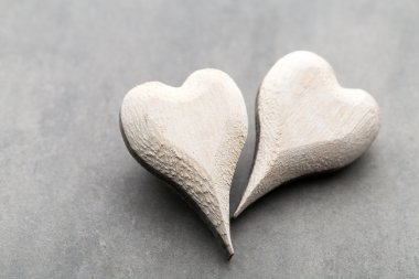 Ahşap kalp şeklinde. Tebrik kartları. Sevgililer günü tebrik.