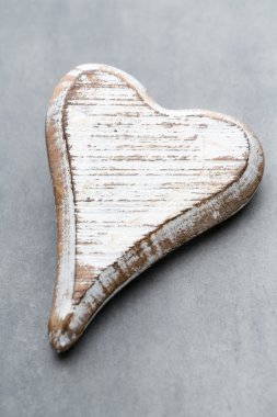 Ahşap kalp şeklinde. Tebrik kartları. Sevgililer günü tebrik.