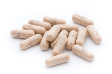 Beyaz arkaplanda Ginkgo biloba kapsülü.