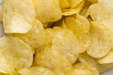 Patates cipsi üstten görünüm arka plan üzerinde kapatın.