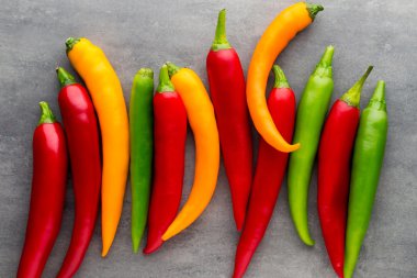 Gri arkaplanda kırmızı biber.