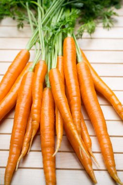 Gri arka planda taze havuçlar.