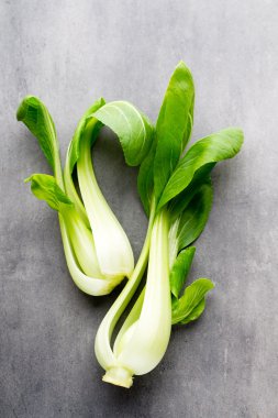 Gri arka plan üzerinde taze ıspanak.