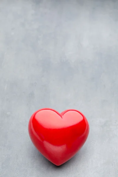 Rött hjärta på grå metall bakgrund. — Stockfoto