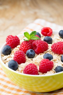 Böğürtlenli yulaf lapası. Ahududu ve yaban mersini.