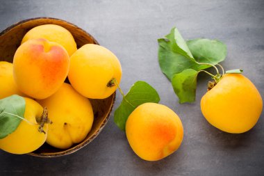 eski ahşap tablo yaprakları ile kayısı.