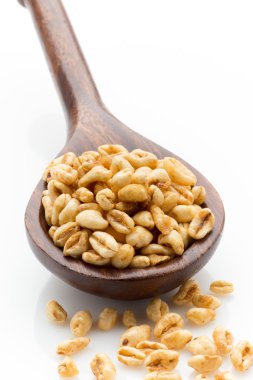 Mısır gevreği. Beyaz bir arka plan üzerinde stüdyo fotoğrafçılığı izole bir kase mısır gevreği.