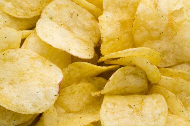 Patates cipsi üstten görünüm arka plan üzerinde kapatın.
