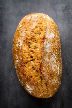 Hamur işleri ile taze rustik tarzı ekmek.