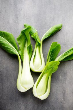 Gri arka plan üzerinde taze ıspanak.