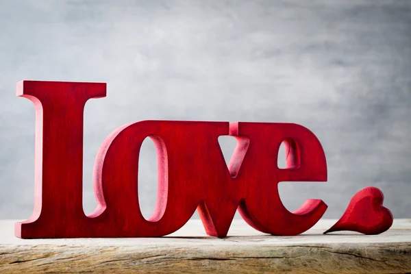 Amor. Mensaje de amor con letras rojas de madera . — Foto de Stock