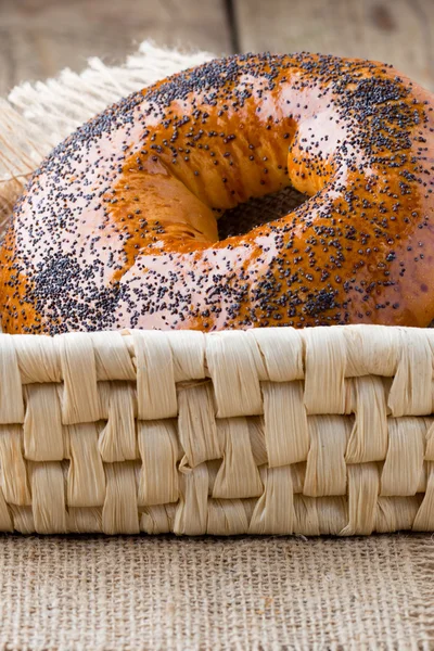 Хлеб. Свежий хлеб на деревянном фоне. Студийные фотографии . — стоковое фото