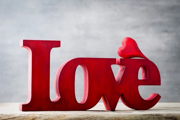 Com amor. Mensagem de amor com letras vermelhas de madeira . — Fotografia de Stock