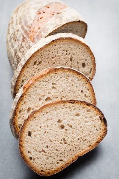 Pão estilo rústico fresco com pastelaria . — Fotografia de Stock