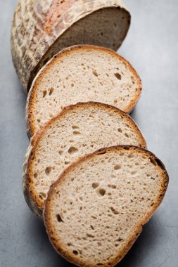 Hamur işleri ile taze rustik tarzı ekmek.