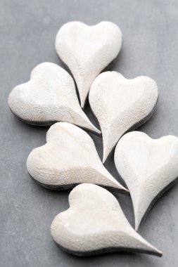 Ahşap kalp şeklinde. Tebrik kartları. Sevgililer günü tebrik.