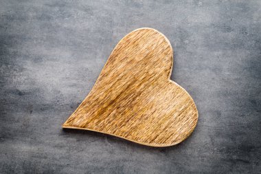 Gri metal zemin üzerine iki vintage kalp.