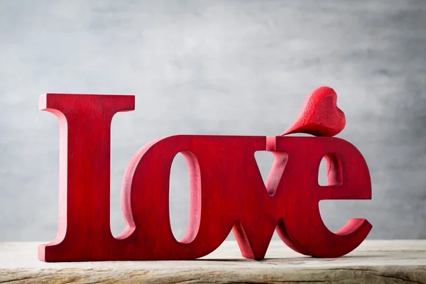 Liebe. Liebesbotschaft mit roten Holzbuchstaben. — Stockfoto