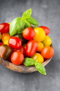 Domates gri arka plan üzerinde. Renkli domates, kırmızı domates