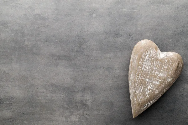 Dřevěné srdce ve tvaru. Blahopřání. Den svatého Valentýna pozdrav. — Stock fotografie