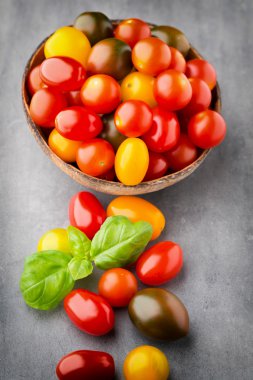 Domates gri arka plan üzerinde. Renkli domates, kırmızı domates