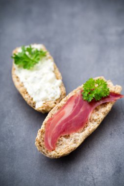 Crispbread otlar ve pastırma ile yumuşak peynir ile.