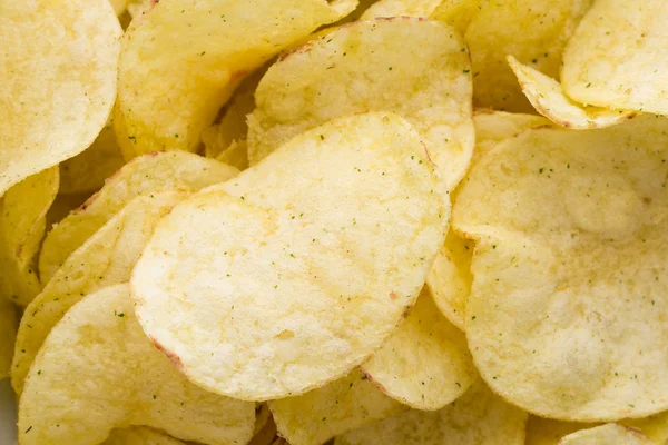 Patates cipsi üstten görünüm arka plan üzerinde kapatın.