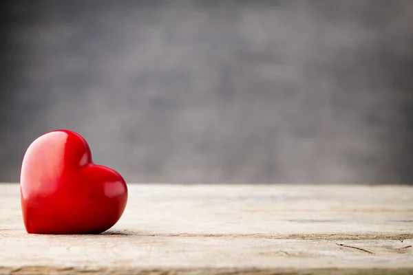 Corazón rojo sobre fondo metálico gris. — Foto de Stock