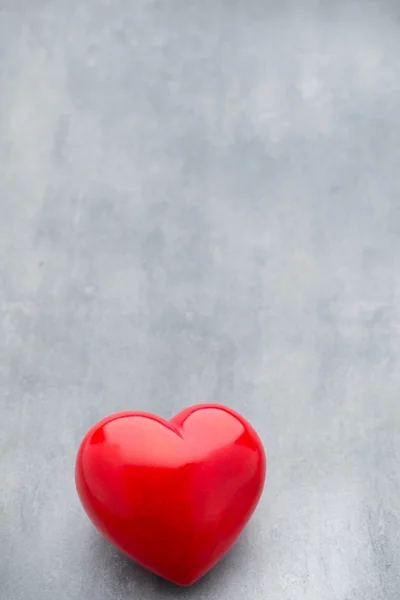 Corazón rojo sobre fondo metálico gris. —  Fotos de Stock