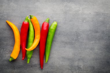 Muz ve limonlu smoothie, gri arka planda..