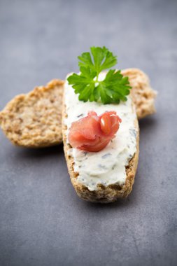 Crispbread otlar ve pastırma ile yumuşak peynir ile.