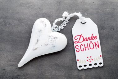 Metal gri arka plan üzerinde beyaz kalp.