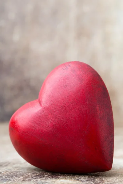 Corazón de madera en forma. Tarjetas de felicitación. Saludo de San Valentín . —  Fotos de Stock