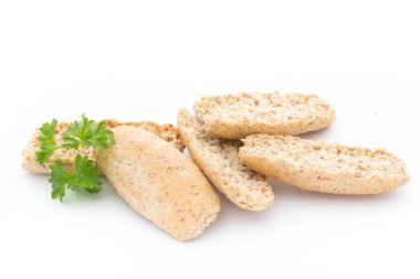 Beyaz bir arka plan üzerinde otlar ile kuru düz ekmek cips.