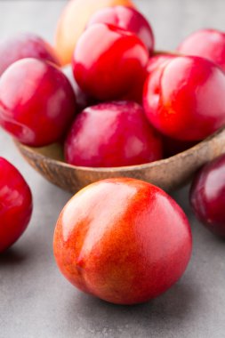 Gri arka planda taze meyve.