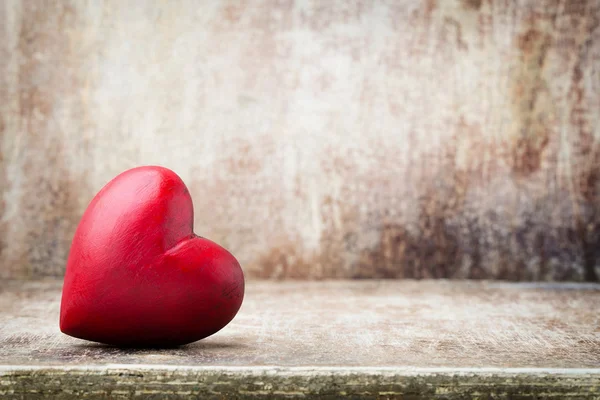 Corazón de madera en forma. Tarjetas de felicitación. Saludo de San Valentín . — Foto de Stock