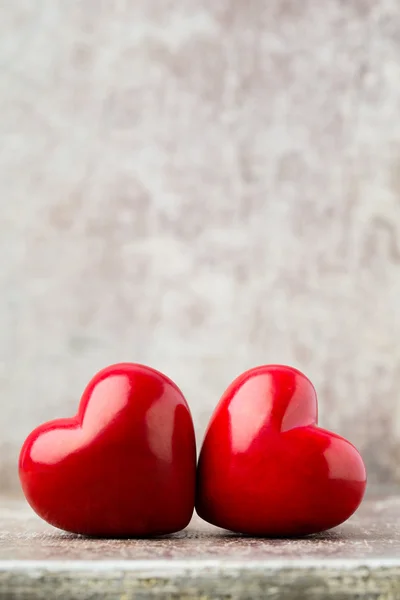 Corazón de madera en forma. Tarjetas de felicitación. Saludo de San Valentín . — Foto de Stock