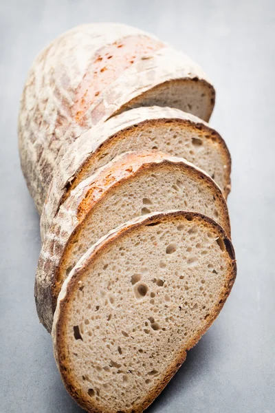 Свіжий хліб у сільському стилі з випічкою . — стокове фото