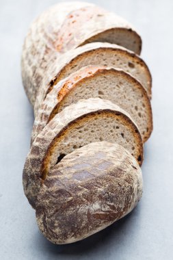 Hamur işleri ile taze rustik tarzı ekmek.