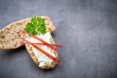 Crispbread otlar ve pastırma ile yumuşak peynir ile.