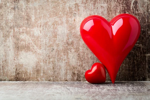 Corazón. Corazones de piedra roja en el fondo de madera . —  Fotos de Stock