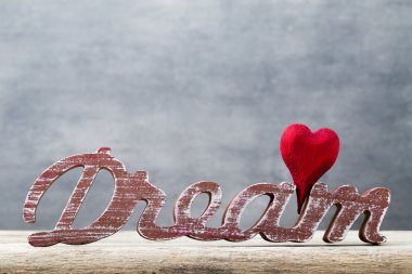 Ev. Mesaj ahşap harfler ile ev.