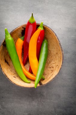 Gri arkaplanda kırmızı biber.